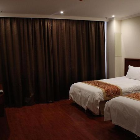 Greentree Wulumuqi Airport Hotel Urumqi Eksteriør bilde
