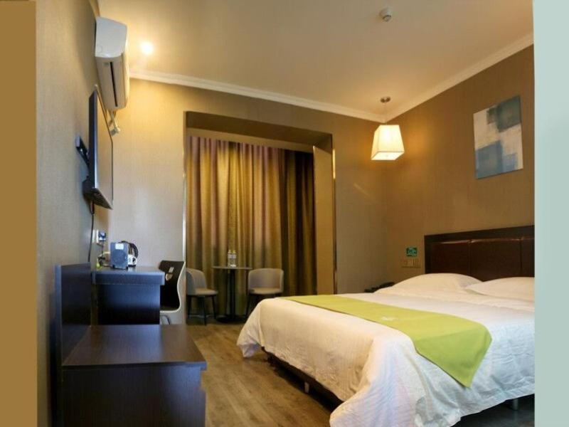 Greentree Wulumuqi Airport Hotel Urumqi Eksteriør bilde