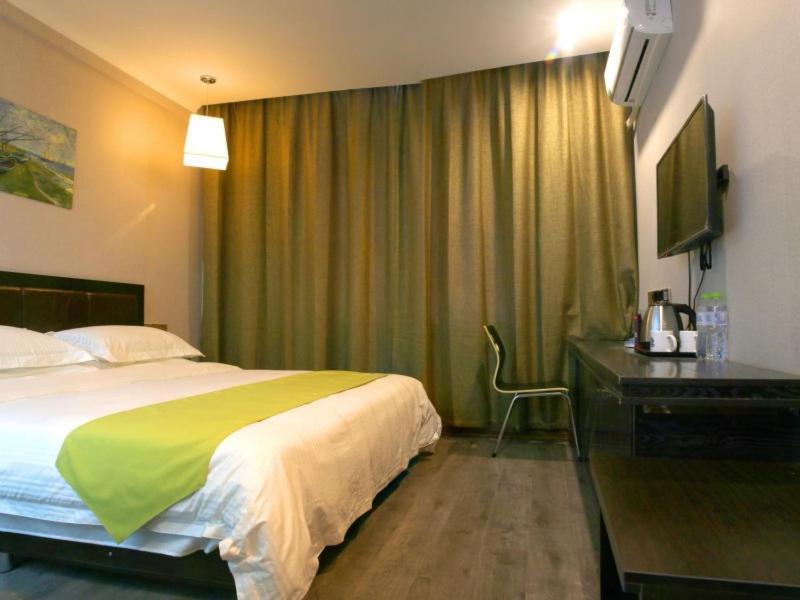 Greentree Wulumuqi Airport Hotel Urumqi Eksteriør bilde