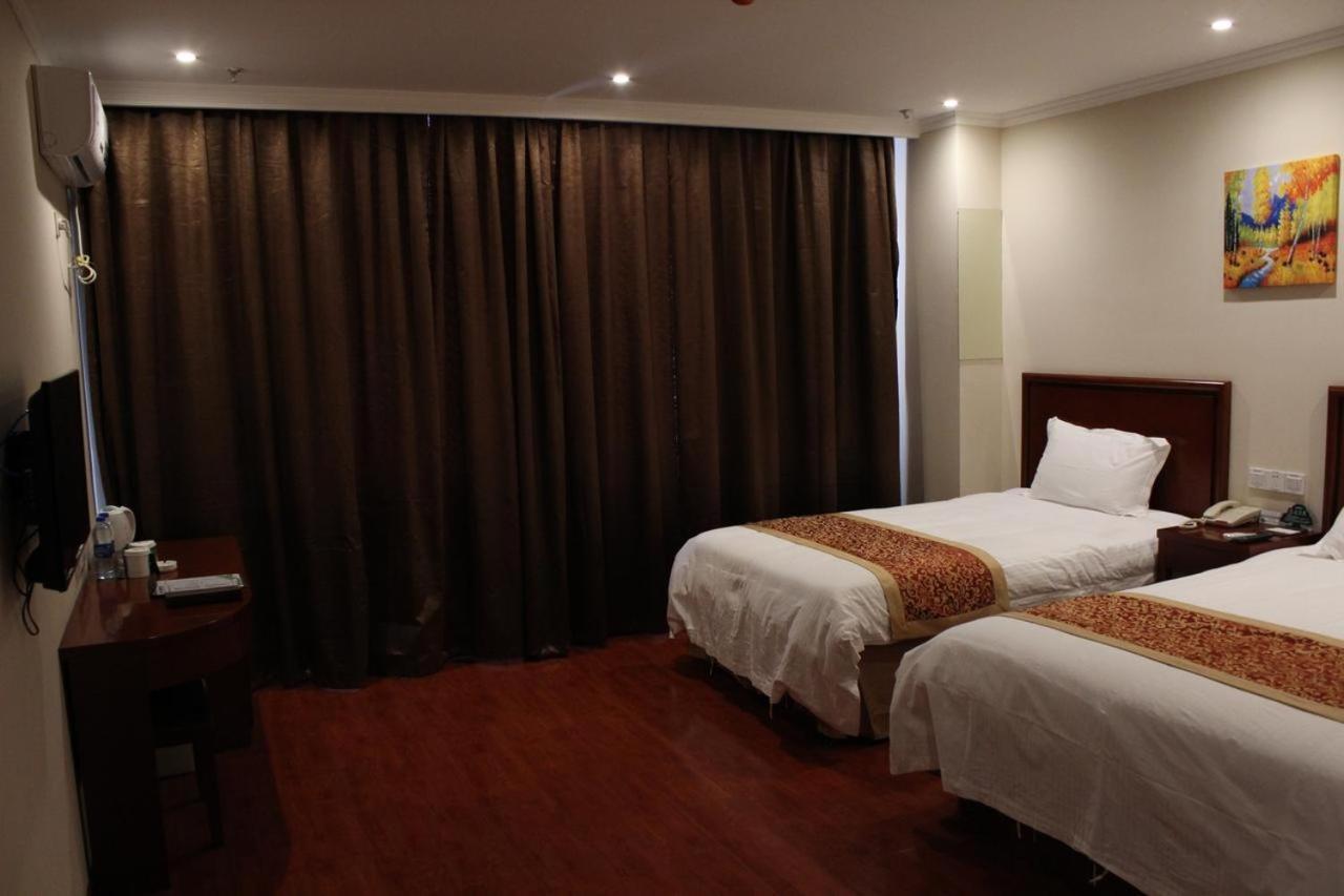 Greentree Wulumuqi Airport Hotel Urumqi Eksteriør bilde
