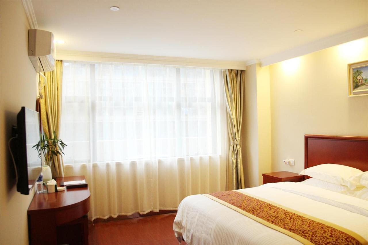 Greentree Wulumuqi Airport Hotel Urumqi Eksteriør bilde